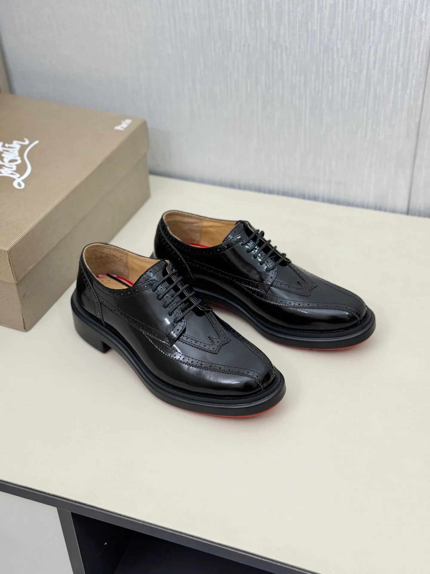 [CL～High-end men’s red-soled shoes] Top P: 880💰. Size: 39-44 (38.45.46 can be customized) 🆑Top original order purchasing agent Imported open-edge bead fabric and water-dyed cowhide inside 🉑️ Imported TPU rubber sole, wear-resistant and non-slip, full of European style.